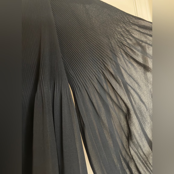 Gorgeous off the shoulder blouse by Wilfred. Size XS - Picture 4 of 5